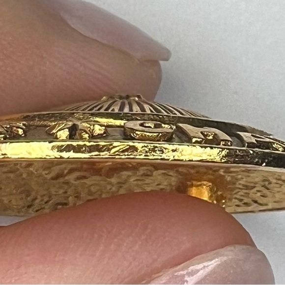 Vintage gold Chanel Brooch. - Picture 7 of 9